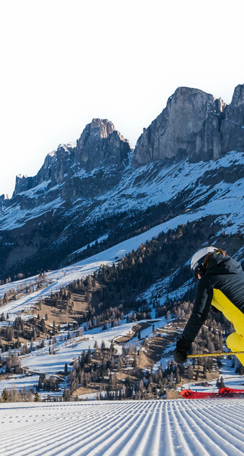 Skier downhill Pra di Tori slope - view Catinaccio | © Carezza Dolomites/Harald Wisthaler