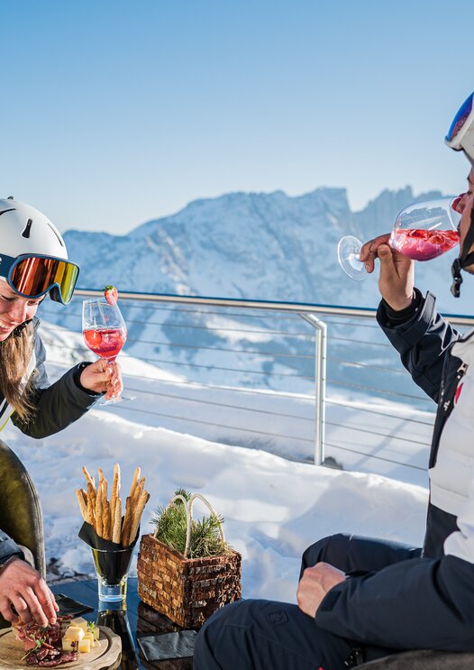 Aperitif Laurins Lounge mit Blick auf verschneiten Latemar | © Carezza Dolomites/Harald Wisthaler