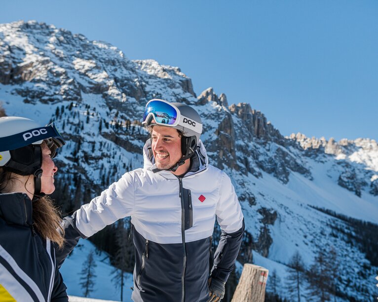 Skifahrer in Carezza mit Blick auf Latemar | © Carezza Dolomite/Harald Wisthaler