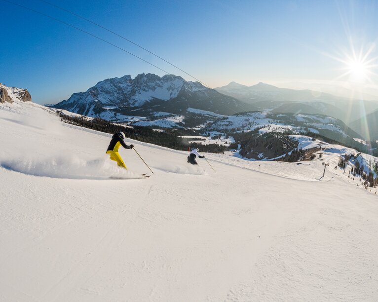 Skifahrer Abfahrt König Laurin Piste Blick Latemar Sonnenuntergang | © Carezza Dolomites/Harald Wisthaler