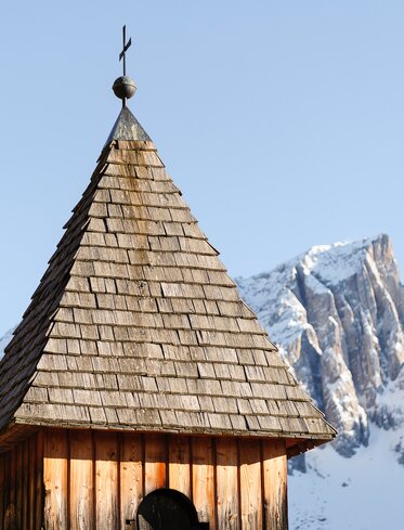 Chapel roof with snow-covered Latemar | © Valentin Pardeller