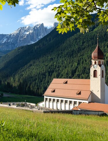 Chiesa parrocchiale con vista sul Latemar in primavera | © Valentin Pardeller