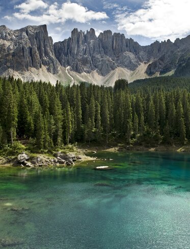 Lago di Carezza con Latemar e foresta del Latemar | © Helmuth Rier