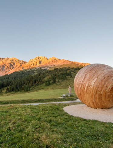 Latemarium rosso di sera Installazione Eye to the Dolomites | © Obereggen Latemar AG/Günther Pichler