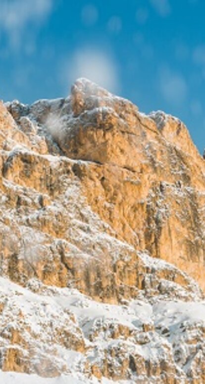 Rosengarten glowing red in winter | © StorytellerLabs