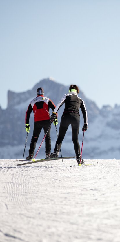 Two cross-country skiers perfectly groomed piste Deutschnofen with view of Rosengarten | © Eggental Tourismus/Günther Pichler