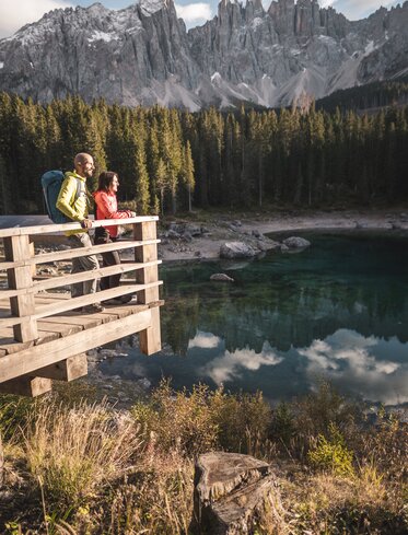 Couple on the Lake Carezza stage | © Thomas Monsorno