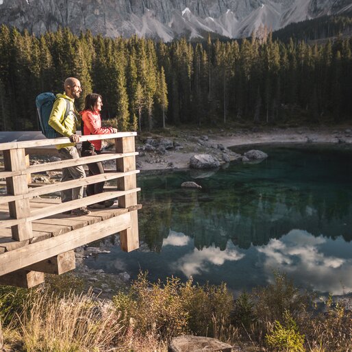 Couple on the Lake Carezza stage | © Thomas Monsorno