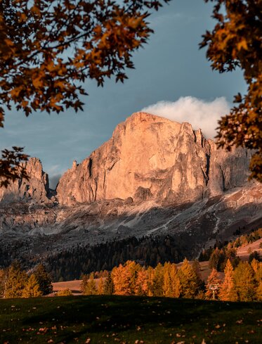 Rosengarten illuminated red trees in autumn mantle | © Gabriel Eisath