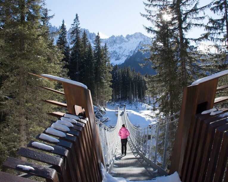 Winter hike at the suspension bridge Lake Carezza | © Alexandra Näckler