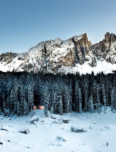 Latemar Lago di Carezza paesaggio invernale capanne di legno illuminati  | © Armin Mair (Indio)