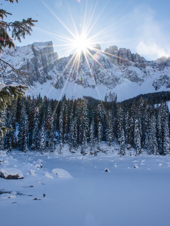 Lago Carezza ghiacciato Inverno | © Alexandra Näckler